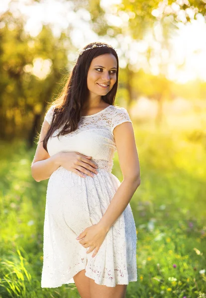Femme enceinte en robe blanche — Photo