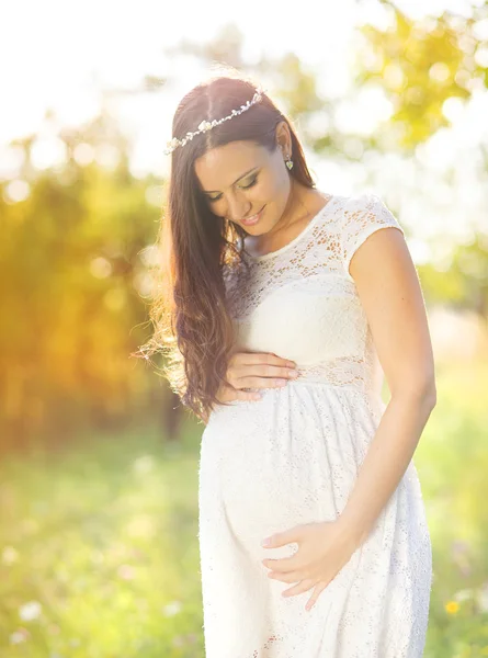 Femme enceinte en robe blanche — Photo