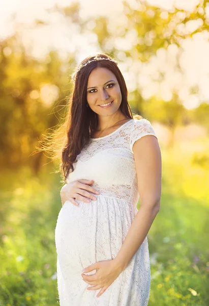 Femme enceinte en robe blanche — Photo