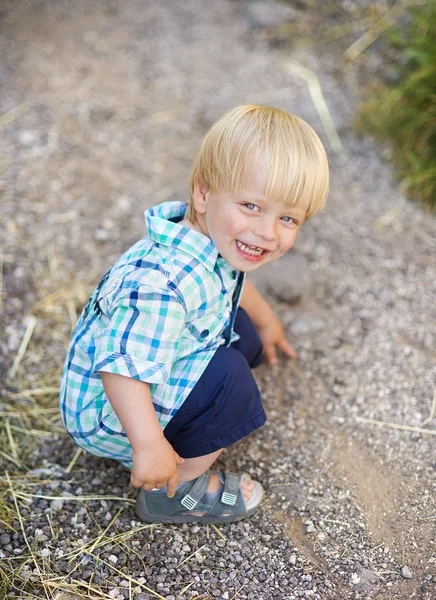 Blond liten pojke — Stockfoto