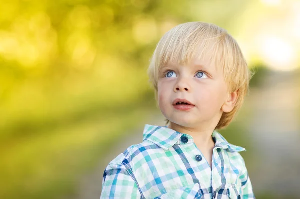 Blond liten pojke — Stockfoto