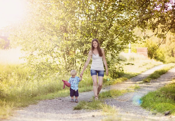 Mor som går med sin son — Stockfoto