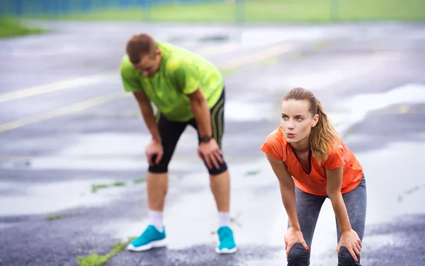 Paar streckt sich nach dem Lauf — Stockfoto