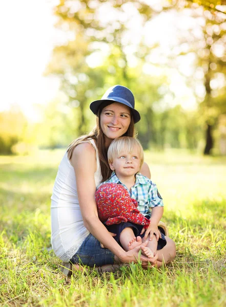 Madre divirtiéndose con su hijo — Foto de Stock