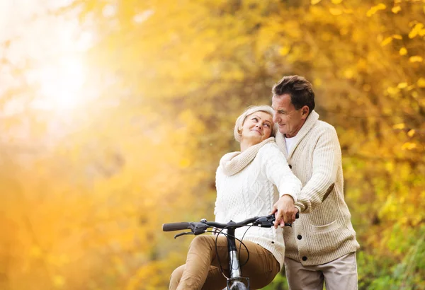 Seniorenpaar genießt Spaziergang mit dem Fahrrad — Stockfoto