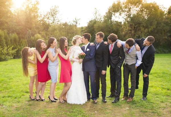 Frisch vermähltes Paar küsst sich — Stockfoto