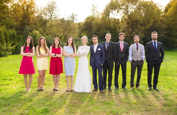 Damas de honor y padrinos en el soleado parque — Foto de Stock