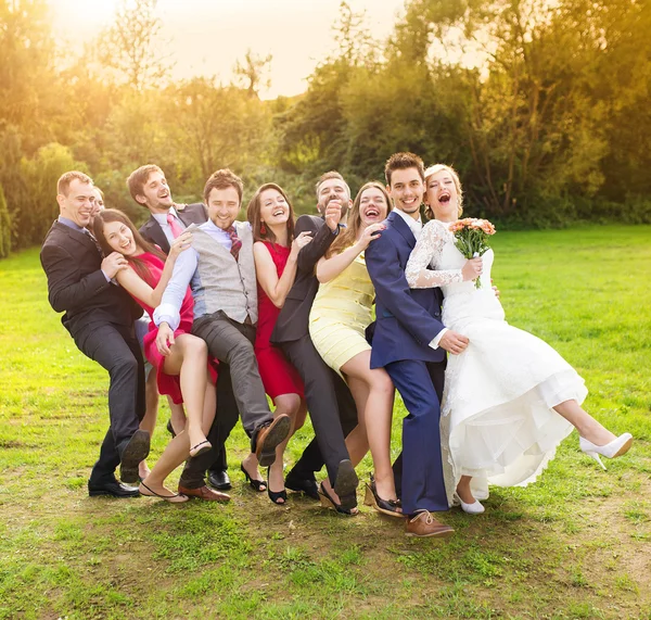 Birtoklás móka-val a koszorúslányok és a groomsmen newlywed pár — Stock Fotó