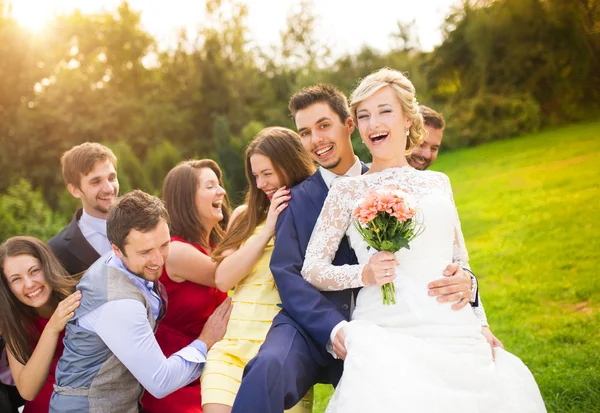 Casal recém-casado se divertindo — Fotografia de Stock