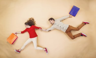 Kaç alışveriş torbaları ile çalışan Noel şapka içinde