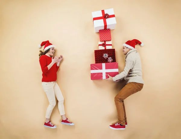Paar met stapel Kerst presenteert — Stockfoto