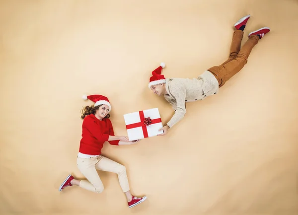 Casal com presentes de Natal voando — Fotografia de Stock