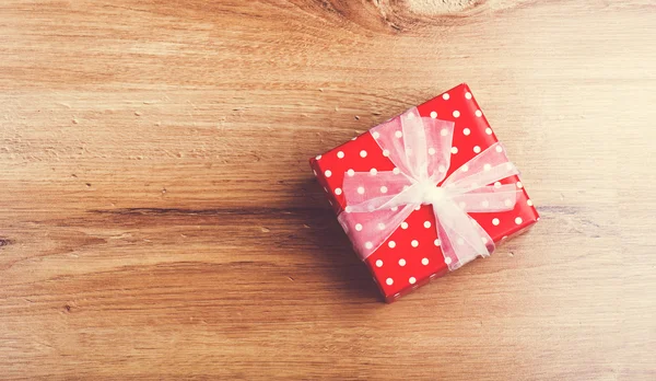 Caja de regalo de Navidad roja — Foto de Stock