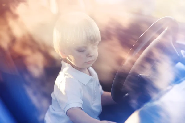 Liten pojke har kul tid kör bil — Stockfoto