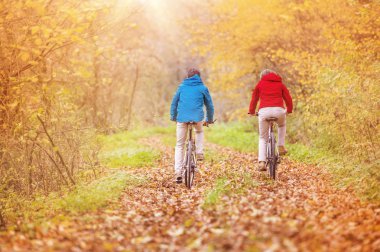 Aktif yaşlılar üzerinde bisiklet sürme