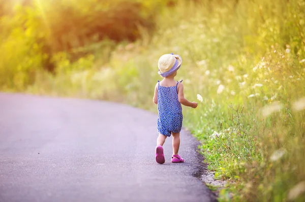 Bambino piccolo cammina sulla strada — Foto Stock