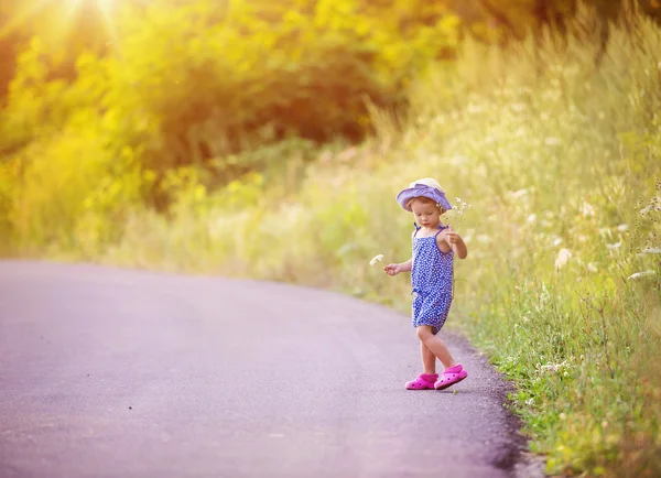 Little child walks on the road — Stock Photo, Image