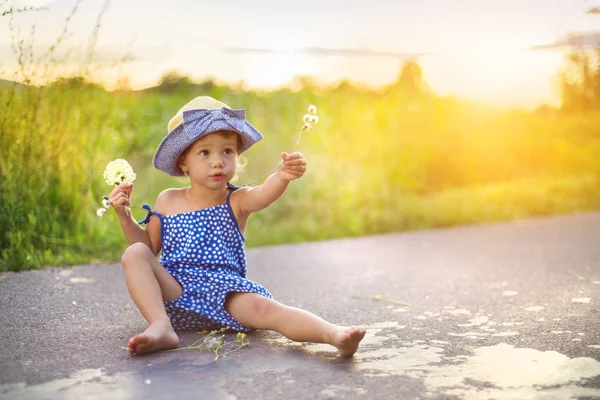 Küçük çocuk yolda oturan — Stok fotoğraf