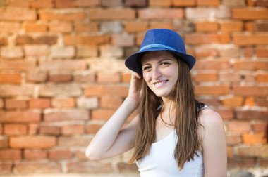 Mutlu kadın mavi şapkalı