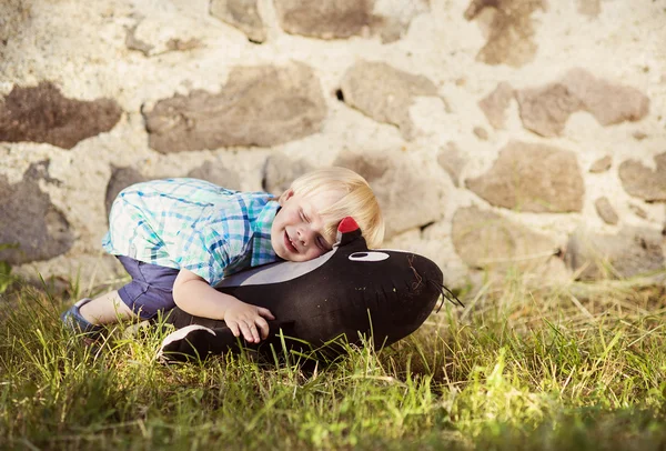 Kleiner Junge umarmt Spielzeug — Stockfoto
