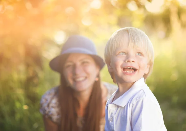 Mutter und kleiner Sohn genießen Sonnenschein — Stockfoto