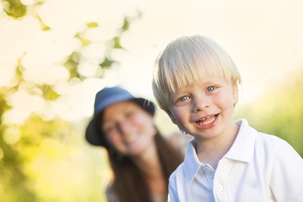Mamma och Lille son njuta solsken — Stockfoto