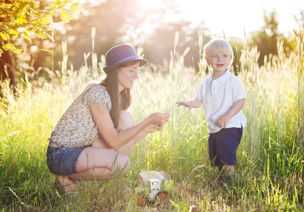 Mutter und kleiner Sohn genießen Sonnenschein — Stockfoto