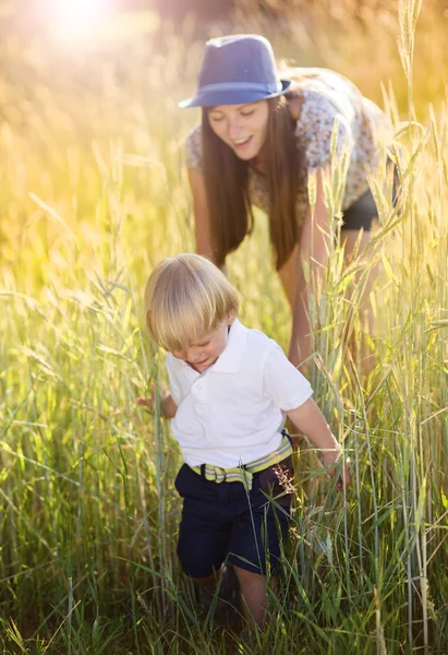 Mamma och Lille son njuta solsken — Stockfoto