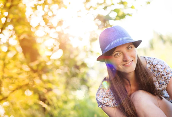 Vrouw in blauwe hoed — Stockfoto