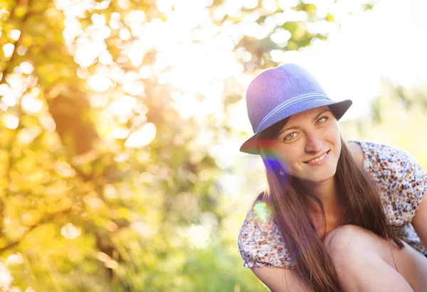 Frau mit blauem Hut — Stockfoto