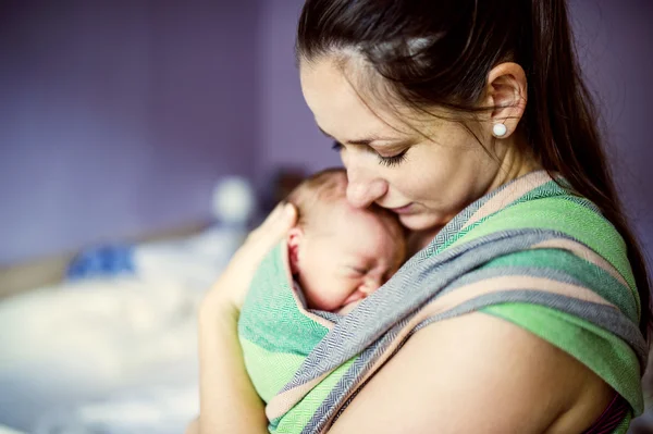 Novorozené dítě držet matky — Stock fotografie