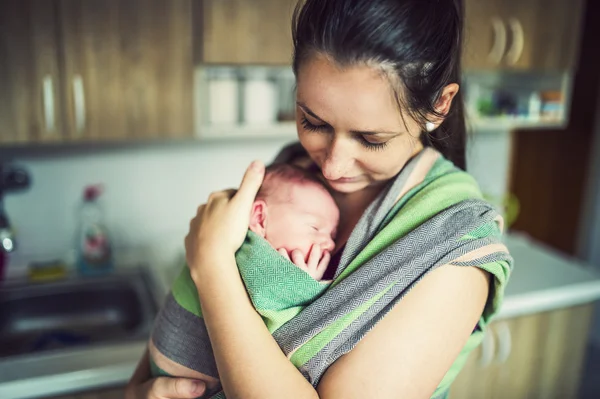 Bebê recém-nascido segurar pela mãe — Fotografia de Stock