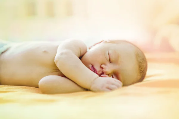Yatakta uyuyan bebek — Stok fotoğraf