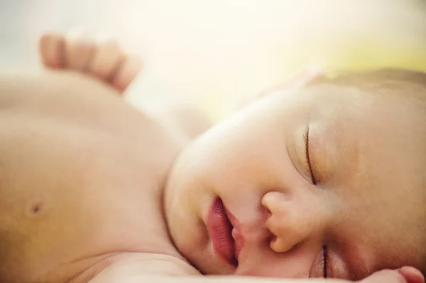 Yatakta uyuyan bebek — Stok fotoğraf