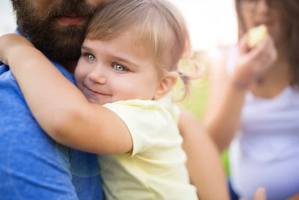 Familie mit kleiner Tochter — Stockfoto