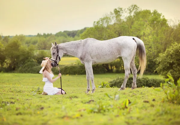Woman sitting with horse in countryside — Stock Photo, Image