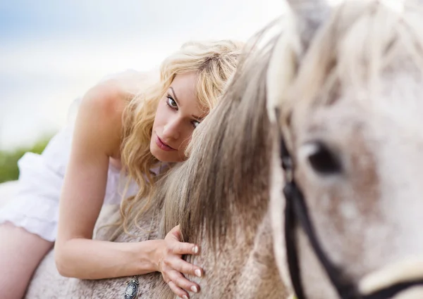 Kobieta z koniem w okolicy — Zdjęcie stockowe