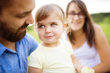 Anne, baba ve kızı, çayır