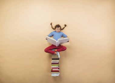 Kız kitap grupla oynuyor
