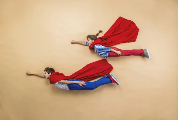 Dzieci bawią się jako superbohaterów — Zdjęcie stockowe