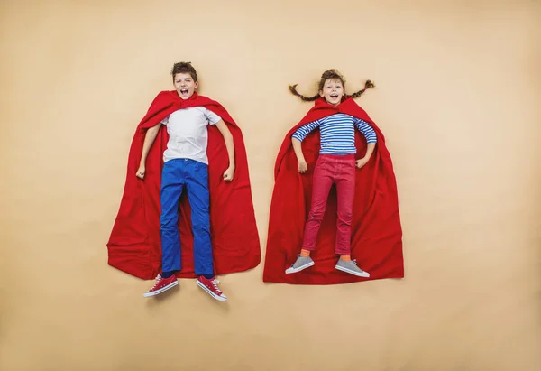 Les enfants jouent les super-héros — Photo