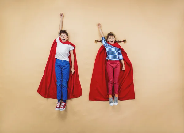 Los niños juegan como superhéroes —  Fotos de Stock