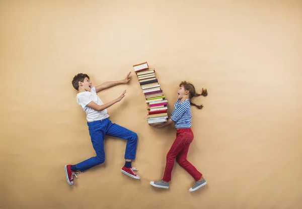 Szczęśliwe dzieci bawiące się z książek — Zdjęcie stockowe