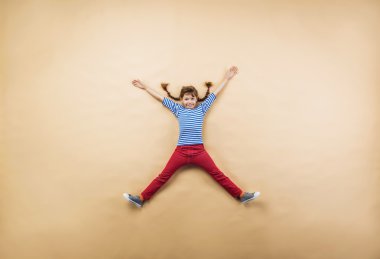 Kız yerde yatıyor.