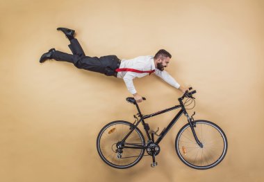 Yakışıklı Yöneticisi bir kaza var