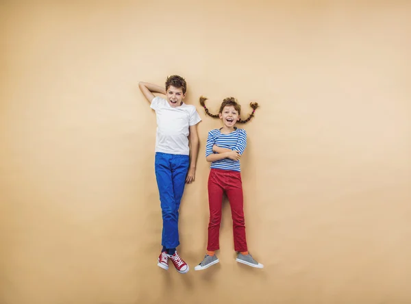 Kinder spielen zusammen. — Stockfoto