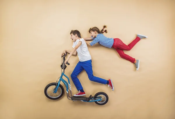 Kinder auf dem Fahrrad unterwegs — Stockfoto
