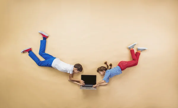 Barn som använder bärbar dator — Stockfoto