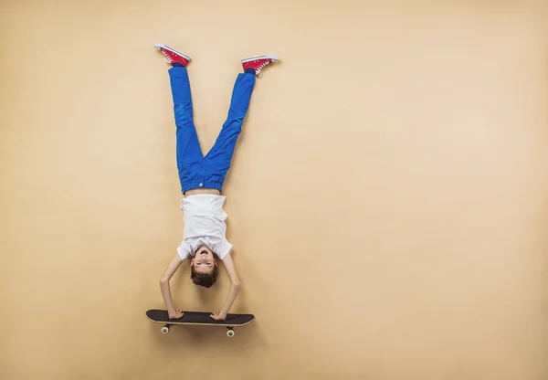スケート ボードを持つ少年 — ストック写真