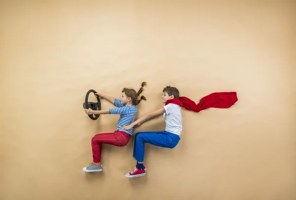 Kinderen spelen samen — Stockfoto